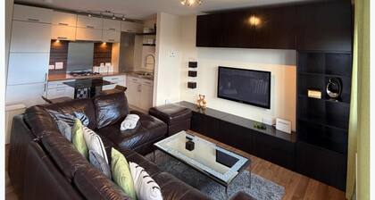 House Sleeps 4 With Parking and Garden