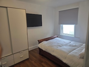 2 bedrooms, iron/ironing board, bed sheets
