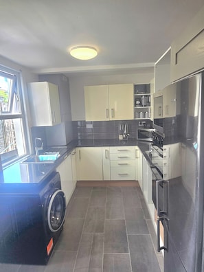 Fridge, microwave, oven, stovetop - Charming 2 Bedroom House in London (London)