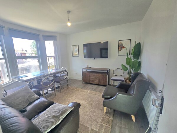 Charming 2 Bedroom House In London - 克羅伊登