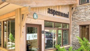 Ein Holzgebäude mit einem Schild, auf dem „aspenwood“ steht.