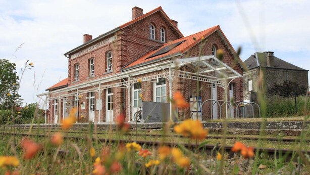 A brick building with a covered walkway and a small tower. - Large house, pets allowed - 16 guests (FERRIERE-LA-GRANDE)