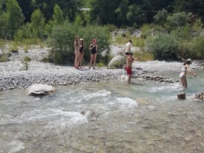 A river with clear water, surrounded by rocks and greenery. - Mobile home, pets allowed - 4 guests (Annot)