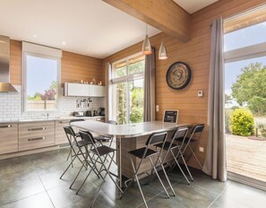 Coffee/tea maker, fridge, microwave, dishwasher