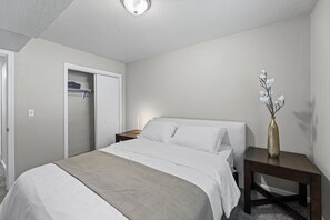 2 bedrooms, iron/ironing board, free WiFi, bed sheets - Independence Apartment for 4 Near KC Stadiums (Independence)