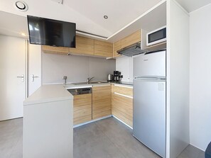 A modern kitchen with a built-in dishwasher, a microwave, and a refrigerator. - City mobile home, pets allowed - 4 guests (Jullouville)