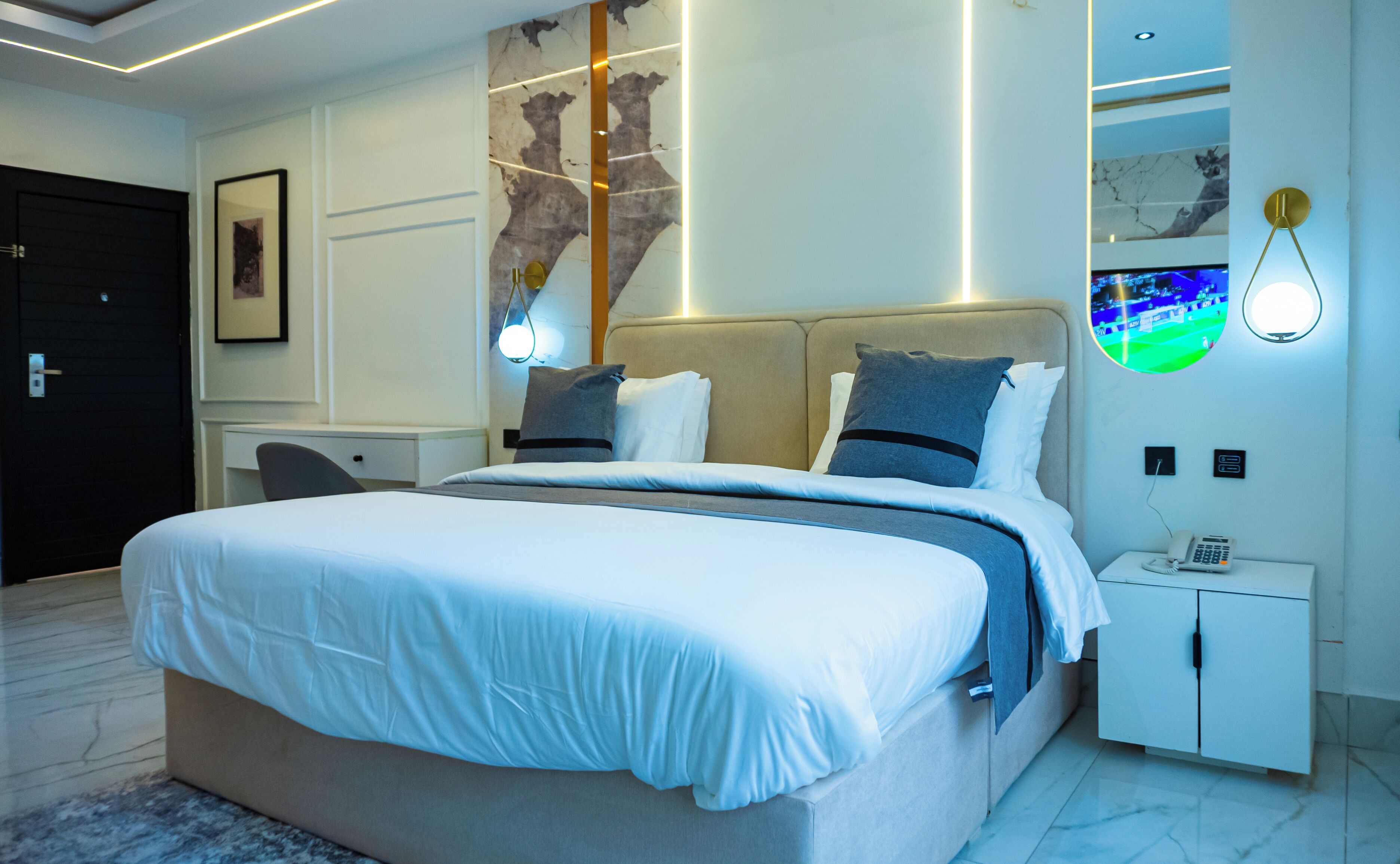 Studio Suite | Desk, laptop workspace, free WiFi