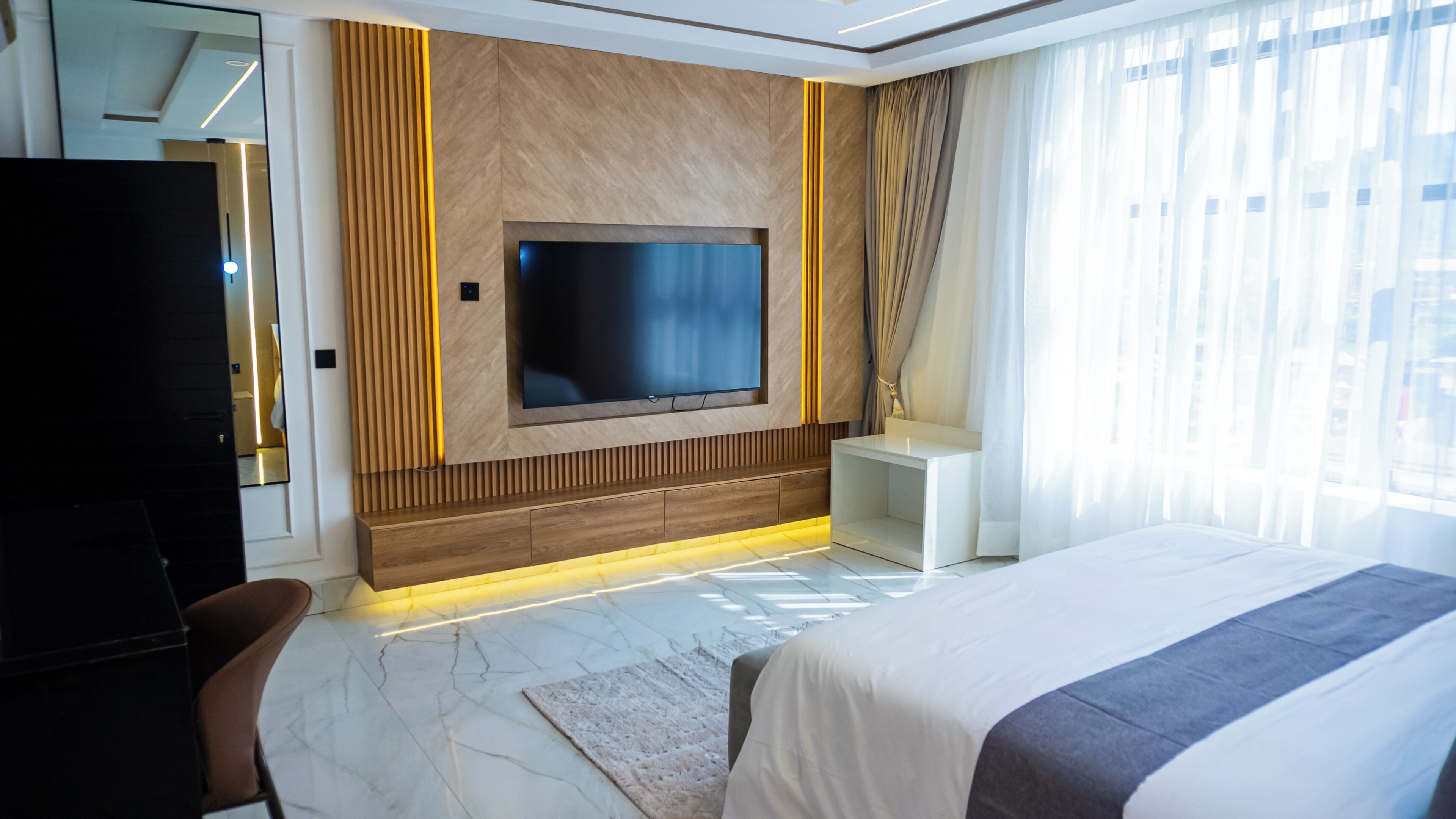 Studio Suite | Desk, laptop workspace, free WiFi
