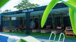 Bar à beira da piscina com área de estar ao ar livre e piscina.