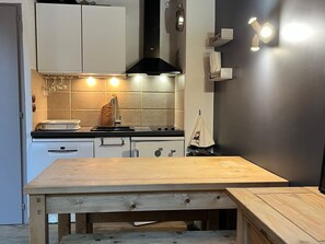 Wasserkocher mit Kaffee-/Teezubehör, Kühlschrank, Mikrowelle, Herdplatte