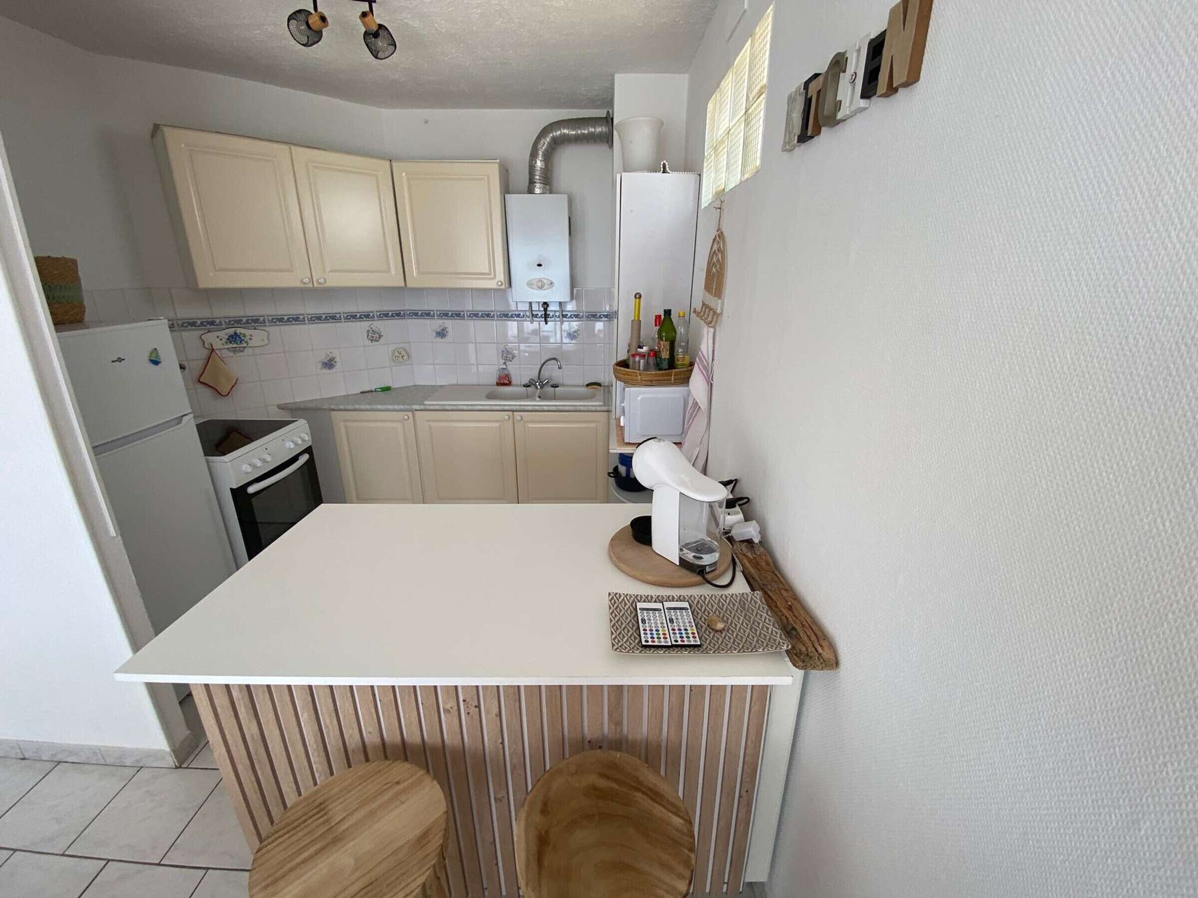 Coffee/tea maker, fridge, microwave, oven