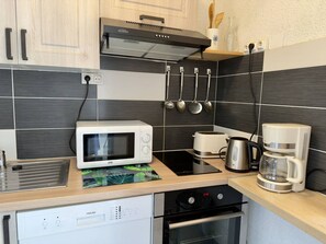 Refrigerador, microondas, placa de cocina, lavavajillas