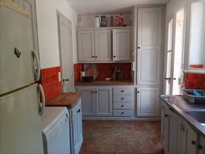 Wasserkocher mit Kaffee-/Teezubehör, Kühlschrank, Geschirrspüler
