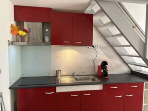 Coffee/tea maker, fridge, microwave, stovetop - House with AC, near beach - 5 guests (Fleury-Saint-Pierre-la-Mer)