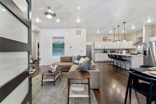#HabitueHomes - Downtown Boise 4BR condo with 3 baths, full kitchen, parking, and WiFi.