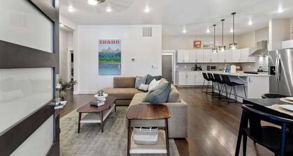 #HabitueHomes - Downtown Boise 4BR condo with 3 baths, full kitchen, parking, and WiFi.