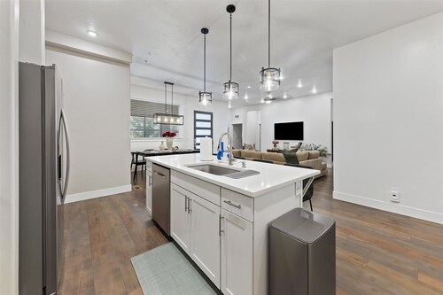 #HabitueHomes - Downtown Boise 4BR condo with 3 baths, full kitchen, parking, and WiFi.