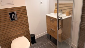 A modern bathroom with a toilet, a sink, and a mirror. - New cozy apartment with balcony and private parking in Pralognan-la-Vanoise (Pralognan-la-Vanoise)