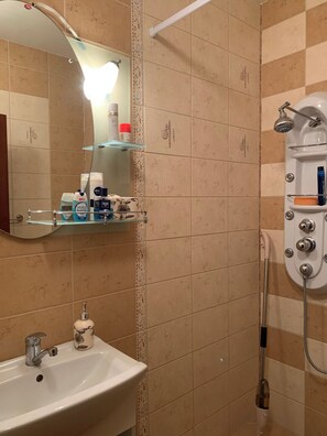 Een haardroger, handdoeken, zeep, toiletpapier