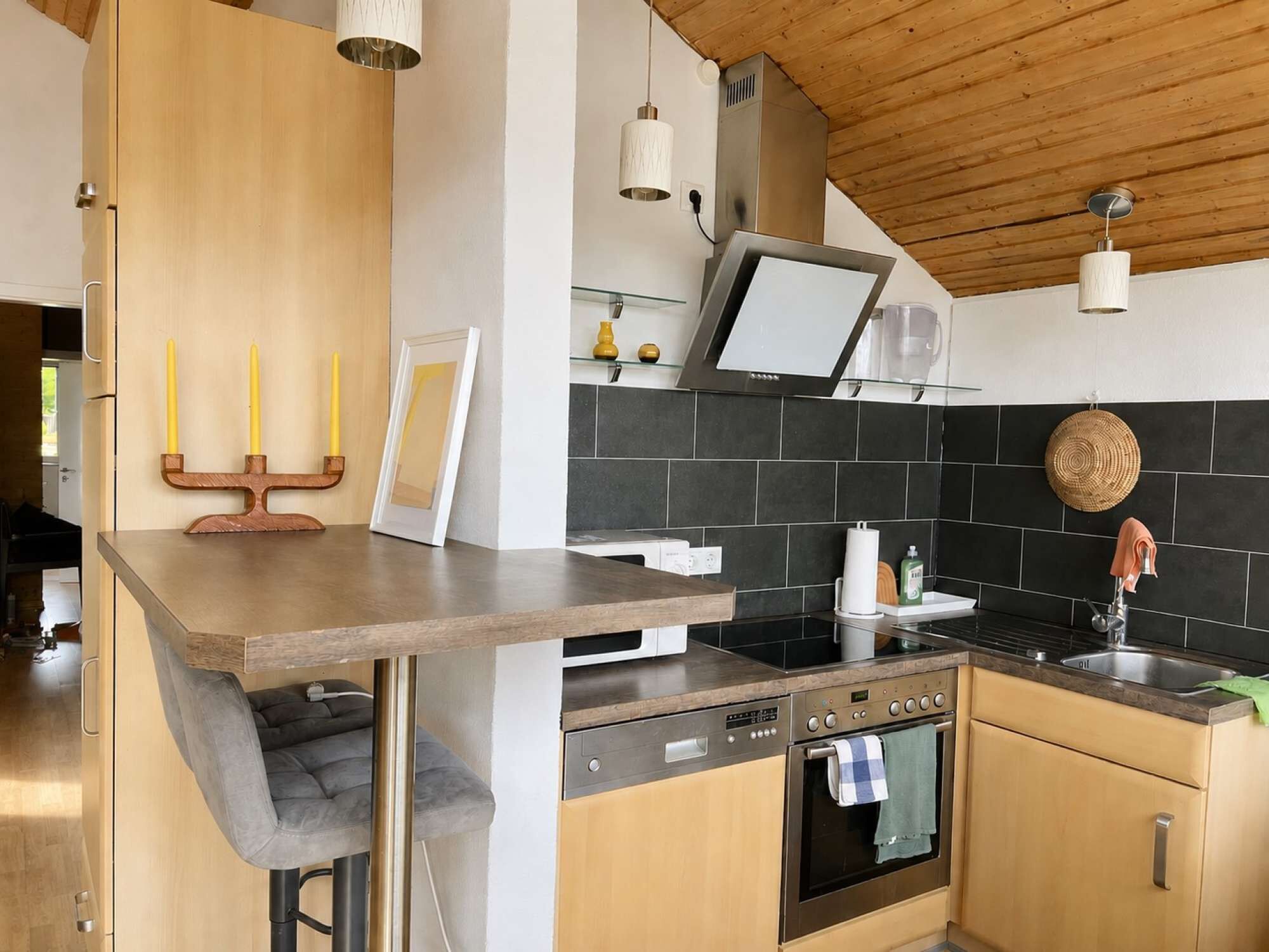 Wasserkocher mit Kaffee-/Teezubehör, Kühlschrank, Mikrowelle, Ofen