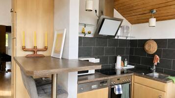 Wasserkocher mit Kaffee-/Teezubehör, Kühlschrank, Mikrowelle, Ofen