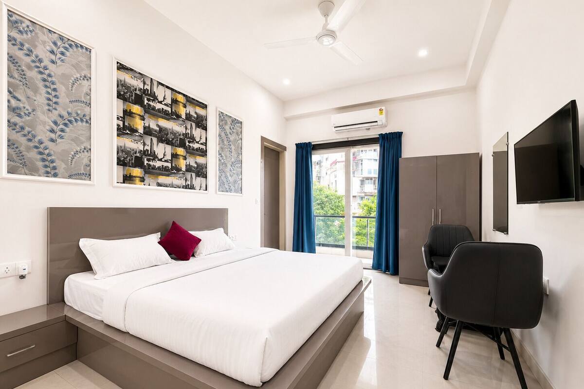 Habitación Deluxe, balcón, vistas a la ciudad | Espacio para trabajar con un portátil y wifi gratis