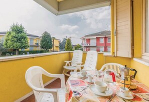 Outdoor dining - Garden Ville A5 Apartment, a two-room apartment in a residence with a pool and garden (Sirmione)