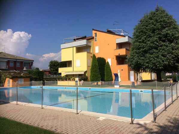 Outdoor pool - Garden Ville A5 Apartment, a two-room apartment in a residence with a pool and garden (Sirmione)