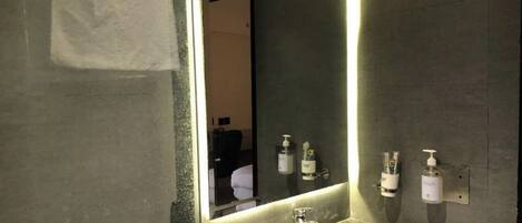 Douche, sèche-cheveux, bidet, serviettes fournies