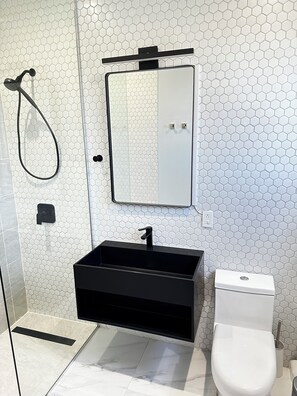 Shower, hair dryer, towels, soap - CasaNova Modern 1BR Condo King Bed Quiet Neighborhood w/ Pool • Beach Nassau (Nassau)