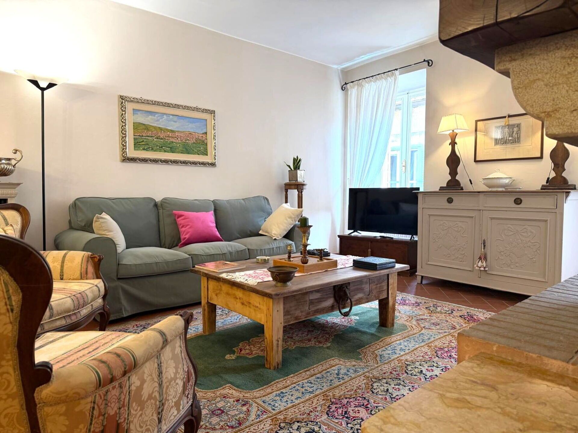 TV, fireplace