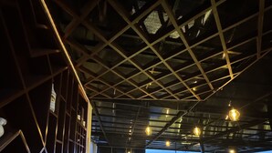 Une cuisine moderne avec un plafond haut, des placards intégrés et un coin bar offrant une vue agréable.