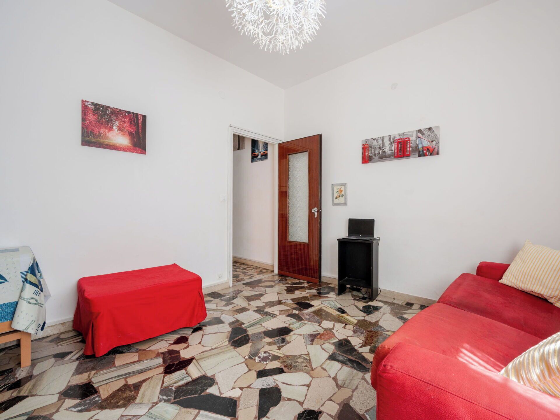 Flooring, Fussboden, Interior Design, Zimmer, Decke, Wohnung, Möbel, Wohnzimmer, Teppich, Holzboden