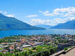Eine Stadt mit einem See und Bergen im Hintergrund.