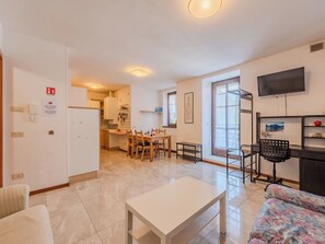 Eine moderne Wohnung mit Essbereich, Küche und Wohnraum.