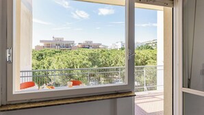 A balcony with a view of buildings and greenery. - Lovely apartment for 4 people with WIFI, A/C, TV, balcony and panoramic view (Lido Di Fermo)