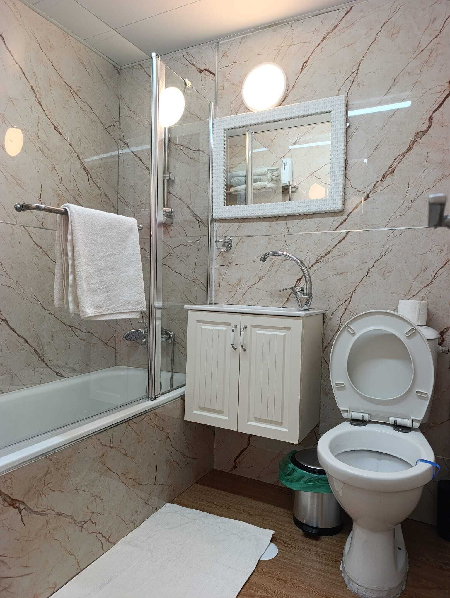 Een haardroger, handdoeken, zeep, toiletpapier