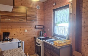 Wasserkocher mit Kaffee-/Teezubehör, Kühlschrank, Ofen, Herdplatte