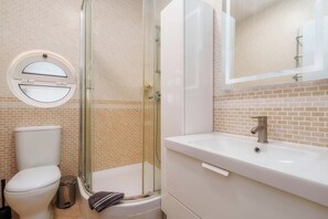 Douche, séchoir à cheveux, bidet, serviettes fournies