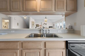 Wasserkocher mit Kaffee-/Teezubehör, Kühlschrank, Mikrowelle, Ofen