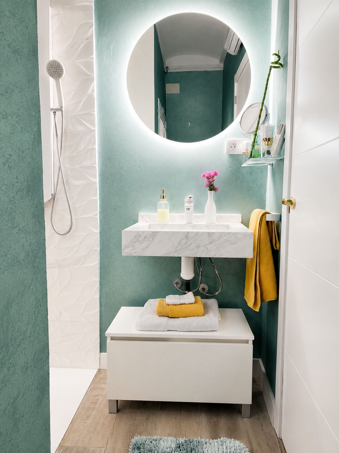 Ducha, secador de pelo, toallas y papel higiénico