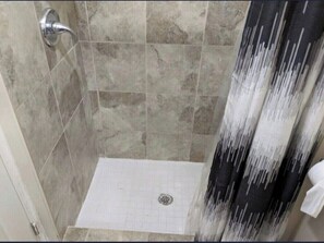 Regadera, toallas, jabón, papel de baño 