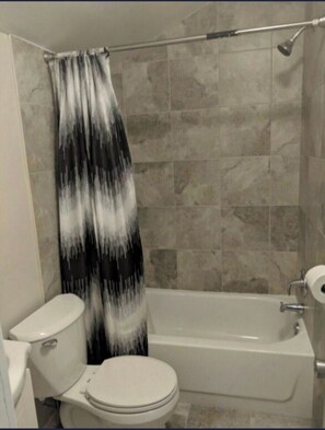 Dusche, Handtücher, Seife, Toilettenpapier