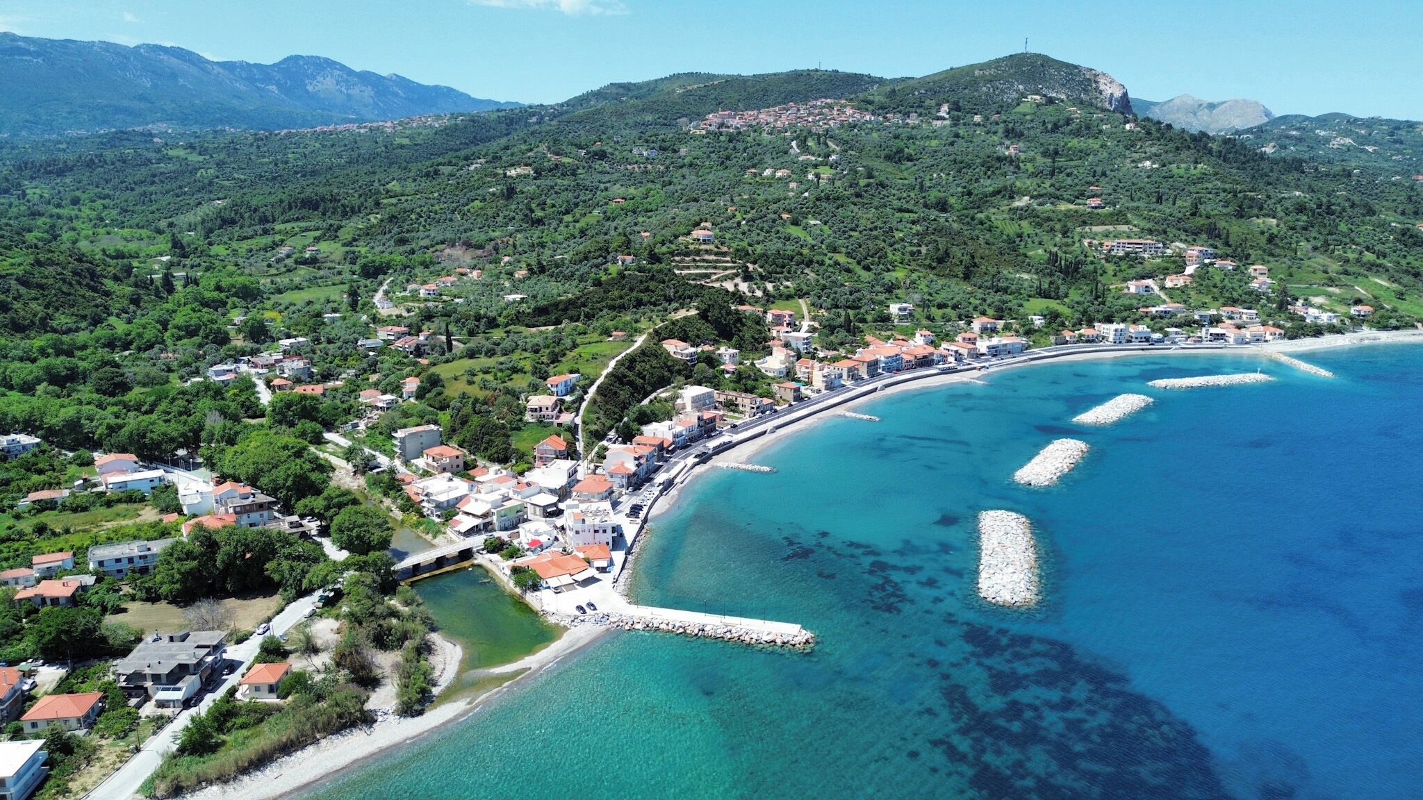 Playa en los alrededores, camastros y toallas de playa 