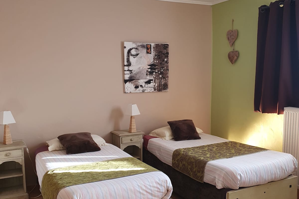 Family Studio Suite | Desk, blackout drapes, soundproofing, iron/ironing board