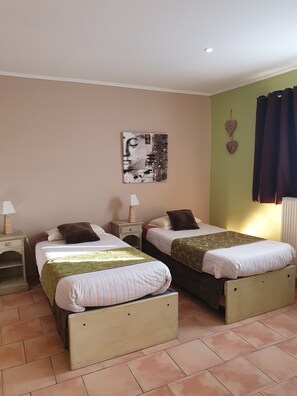 Family Studio Suite | Desk, blackout drapes, soundproofing, iron/ironing board - le relais du luberon (Maubec)