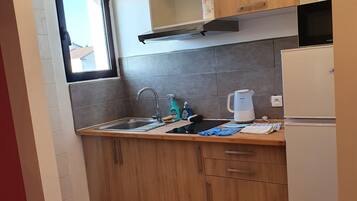 Family Studio Suite | In-room dining