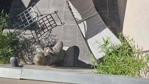 Un área de piscina en la azotea con una silla, una mesa pequeña y una zona sombreada.