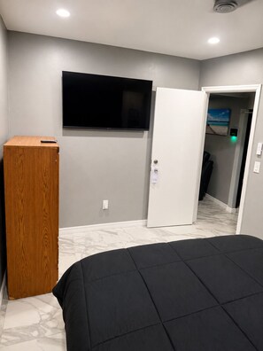 2 habitaciones, tabla de planchar con plancha, wifi y ropa de cama