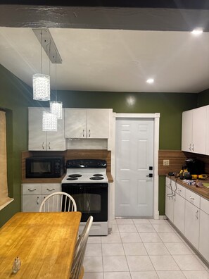 Coffee/tea maker, fridge, microwave, oven